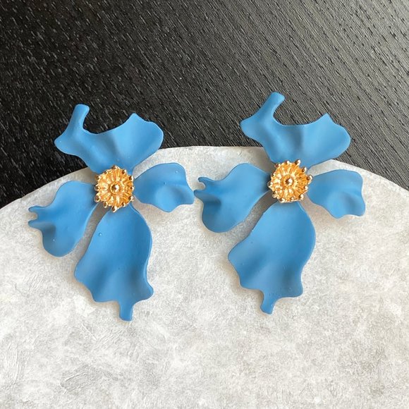Jewelry - NEW Flower stud earrings in matte blue